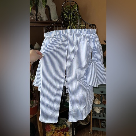 Live 4 Truth women’s off shoulder open back ruffle shirt stripped nwot small - Picture 2 of 4